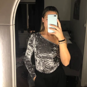 Fest topp - Skimrig topp med en sleeve som är använd endast någon enstaka gång. Sitter tjat och perfekt om man har stl S/36 🌸