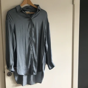 Sidenskjorta - Loose-fit sidenskjorta i härlig blå färg