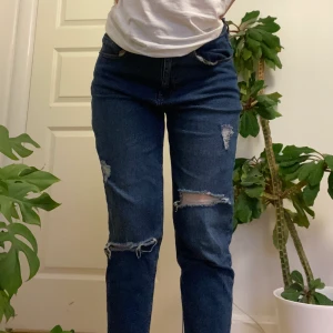 Skitsnugga jeans  - Skitsnygga ripped jeans från Even&odd. W29 men passar bra på mig som har ca W28. Dock är de stretchiga i midjan så de passar W29 också. Skulle säga att de är längd 30. Använda Max 5 ggr. 