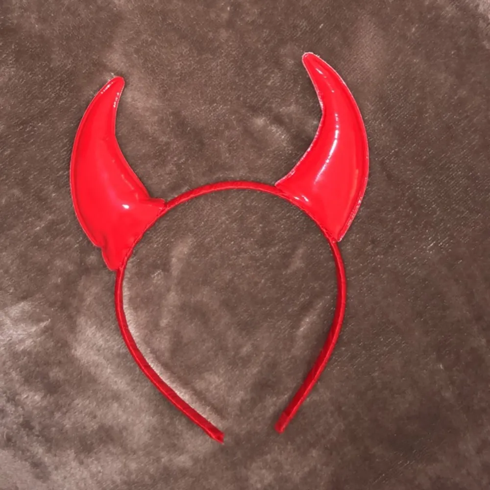 Helt nya och oanvända djävulshorn till exempelvis halloween/maskerad. Materialet på själva hornen är glansigt/vinyl. . Accessoarer.