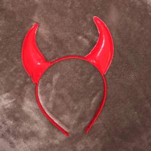 Helt nya och oanvända djävulshorn till exempelvis halloween/maskerad. Materialet på själva hornen är glansigt/vinyl. 