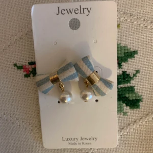 🌸örhängen🌸 - Sötaste örhängs-paret, helt oanvända!! I rostfritt stål💕