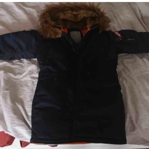 Alpha - Alpha jacka ,knappt använd 1500 med fri frakt 🚚 eller billigare vid snabb affär filmas näe den skickas ! 