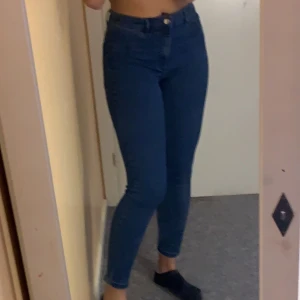 Darkblue jeans🦋 - Väldigt bekväma, sitter bra, highwaisted.