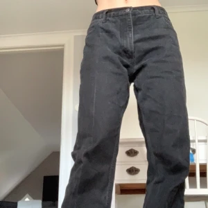 Svarta jeans - Jeans köpta second hand som jag sen sytt in. Hade gärna behållt dom men är tyvärr förstora för mig. Tror att de är runt en W30 men kan skicka mått om det behövs! Köparen står för frakt💖