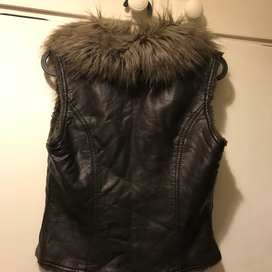 En fin skinnväst med päls  - 91