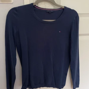 Tommy hilfiger tröja - Marinblå tröja från Tommy Hilfiger i storlek S