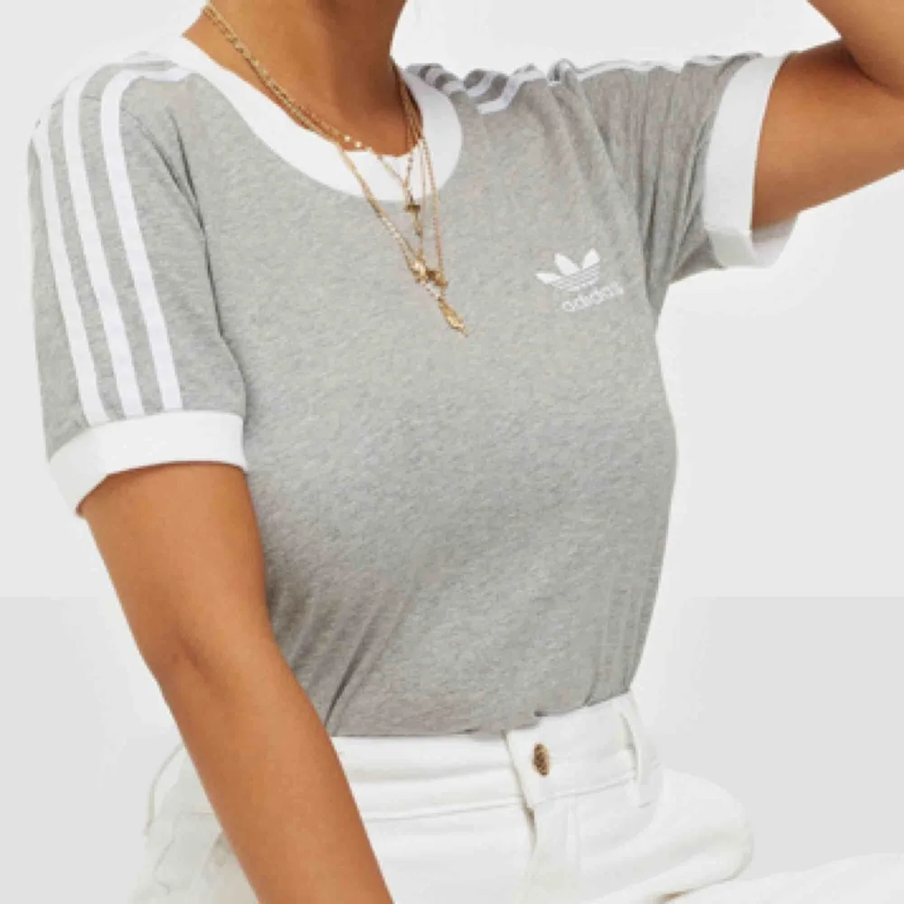 Snygg ljusgrå t-shirt från Adidas 🔥🔥Den har lite tunnare halskrage än den på första bilden, vilket man kan se på den andra bilden:) . T-shirts.