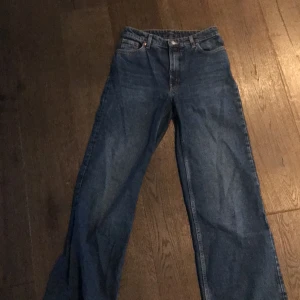 Yoko monki - Wide leg jeans från monki i storlek 27. Modell Yoko. Köpta för 400 och säljer dom för 250 inklusivt frakt!