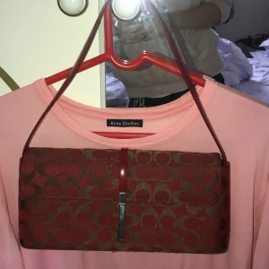 Vintage väska  - Vintage väska från coach, bra skick och inga skador då den knappt är använd. Vet ej om den är äkta!!