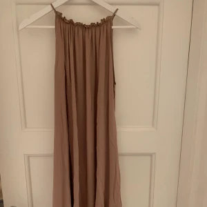 Klänning - Smutsrosa klänning med fickor ifrån NA-KD. Storlek S. +frakt