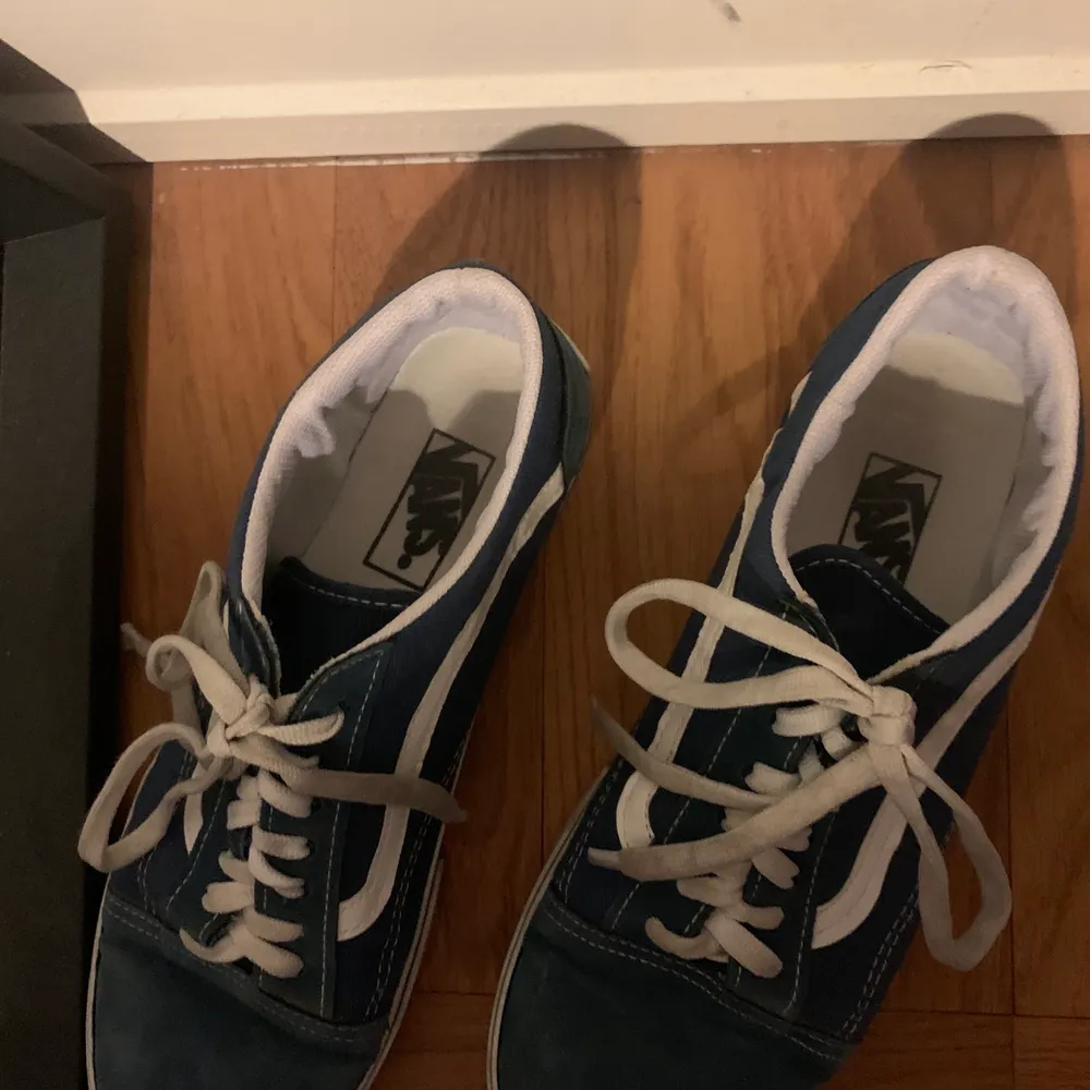 Jätte snygga blå VANS i storlek 40! (Passar mig som har storlek 41 vanligtvis) säljer pga att dem ej passar med min stil 💙🧡. Skor.
