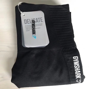 Gymshark energi+seamless leggings - Snygga trendiga träningstights från Gymshark! Nypris 550kr. Två små revor som knappt syns alls på ca 1 cm vid byxans ena lår precis intill ”hålen” som finns i byxorna (se bild nr 2) frakt Ingår i priset! Byxorna är endast testade lappar sitter kvar! 💘