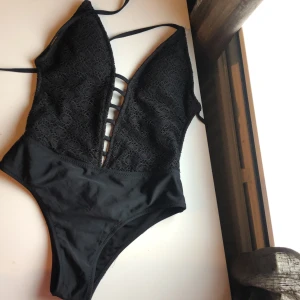 Baddräkt - Skitsnygg baddräkt men säljer pga fel storlek, därav aldrig använd! Står stl L i den men skulle absolut säga att den är XS/S FRAKT INGÅR🦋