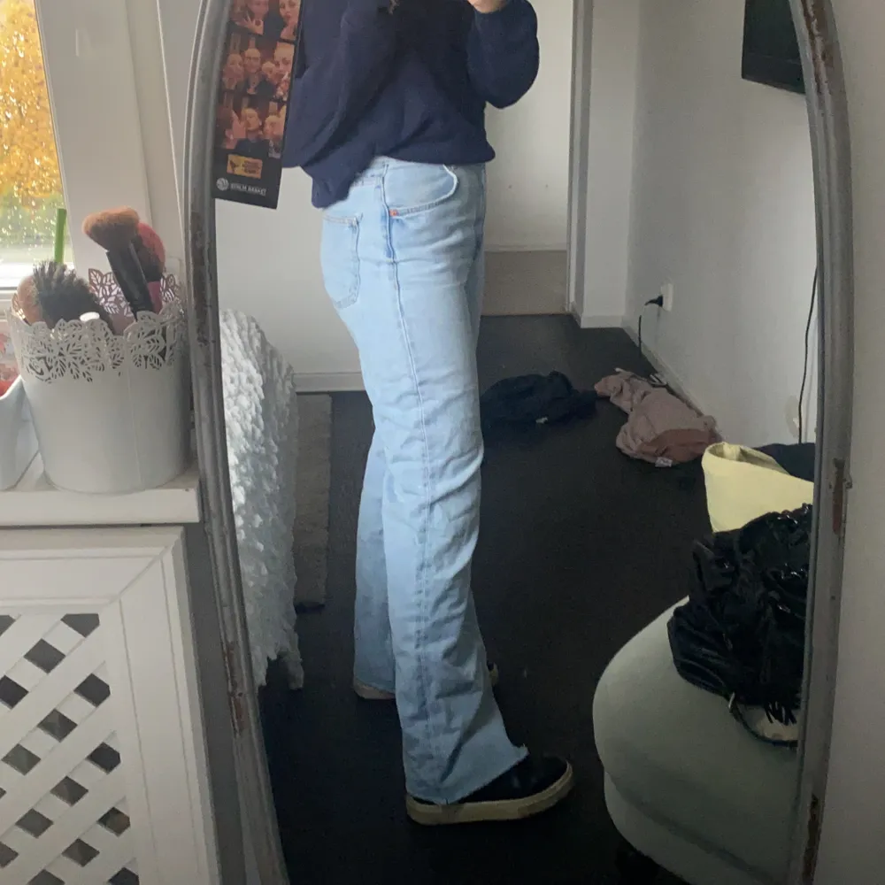 Säljer mina Zara jeans då jag inte använder de. De är knappt använd men klippta där nere då de var för långa när jag köpte de! Ny pris 400kr. Jag är 165 cm lång!. Jeans & Byxor.