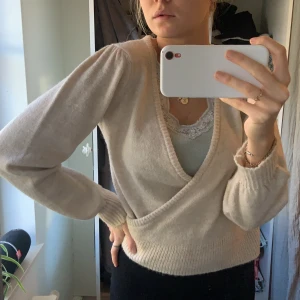 Stickad omlottopp  - Världens sötaste stickade omlottopp! Så fin över gulliga linnen. Denna är knappt använd och köpt från NAkd! De är storlek xs men passar även bra som en S. ❤️