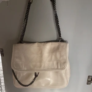 Väska från Zara - Skitball väska från Zara med jättemycket utrymme i och passar till allt. Använd en gång så den är i jättebra skick. Pris kan diskuteras. 