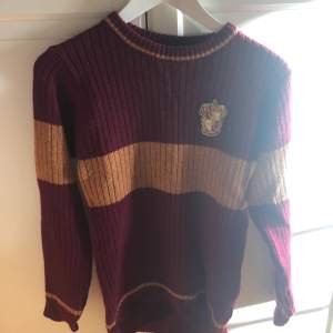 Säljer min quidditch tröja köpt på Warner bros studio tour i London för 69 pund. Mycket bra skick då jag använt den endast ett fåtal gånger. 
