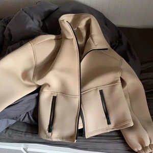 Jacka från Zara - Skitcool jacka från Zara i storlek L men passar alla storlekar!