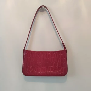 Vintage baguette mini bag - En så himla fin vintage mini/baguette bag i krokodil liknande mönster/material😍🌹 Köpt secondhand men är i väldigt bra skick! Den är väldig rymlig och har även ett fack inuti och utanpå på ena sidan. Budgivning vid flera intresserade och fråga absolut vad ni vill i chatten❤️
