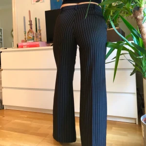 Randiga kostymbyxor  - Snygga randiga kostymbyxor från Vila! Köptes för några år sedan men har sällan använt dem. 🍓