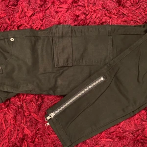 Militärgröna byxor - Dessa byxor säljer jag då de är för korta för mig. Använda en gång, nypris 400kr 