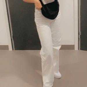 Raka jeans - Ett par trendiga vita raka jeans som är så gott som nya, användt dom ett få antal gånger. De är slutsålda i min närmaste Gina tricot! Jag är 1,67 och de passar mig perfekt. De är högmidjade. Nypris: 500kr