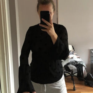topp - superfin topp från only i storlek s, använd ett fåtal gånger. lite ”nätgenomskinlig” med prickar & stora ärmar längst ner. 50kr + frakt.