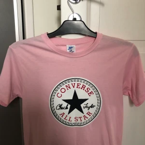 Converse tröja - Rosa converse tröja säljes, dock inte äkta! Storlek 150, men passar XS-S. Inte mycket använd så i fint skick. 