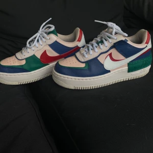 Nike air force shadow  - Säljer mina knappt använda Nike air force shadow då dom är förstora och kommer inte till använing😞 Väldigt svåra att få tag i! Använda ungefär 3-4 gånger! Om fler är intresserade kommer det bli budgivning🥰🌸🌷 köparn står för frakten!🌜🌛