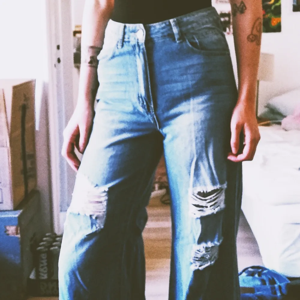 High waste ripped jeans med vida ben, stk S. Aldrig använda. Möts upp i Malmö eller fraktas, köparen står för fraktkostnad. . Jeans & Byxor.