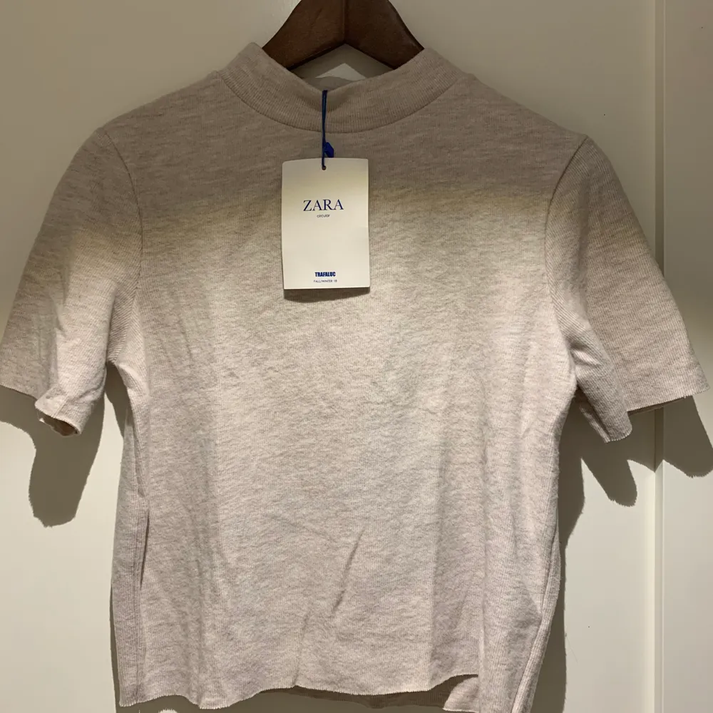 Oanvänd tröja från zara i storlek M. Säljer för 100kr.. T-shirts.