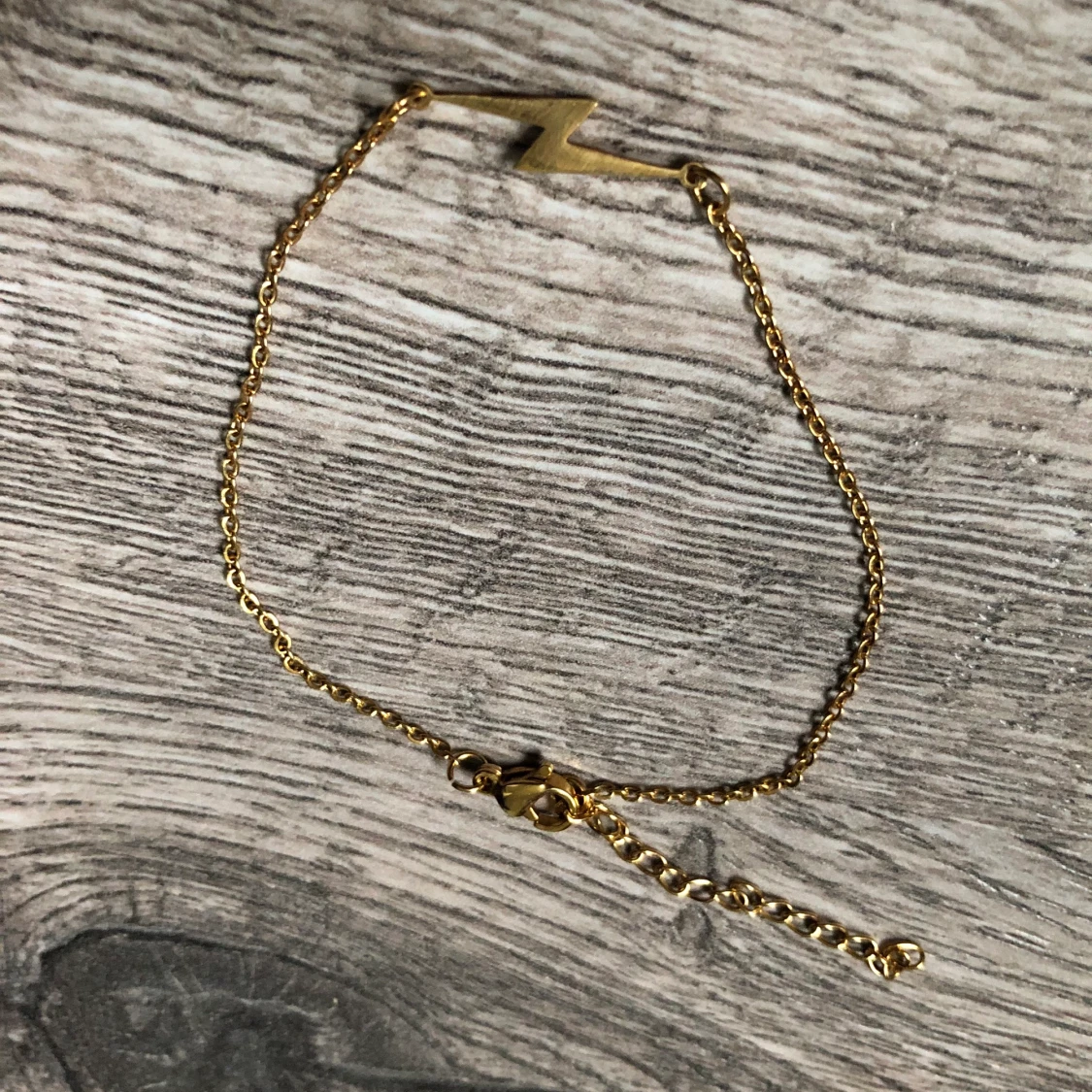 Guldigt armband med blixt