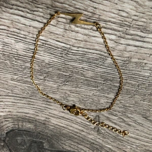 Guldigt armband med blixt - Fint armband med blixt från by Anastasia, använt 1 gång, 49 kr ⚡️