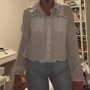 Blus från vero Moda storlek M - Gullig blus från vero Moda i storlek M. 