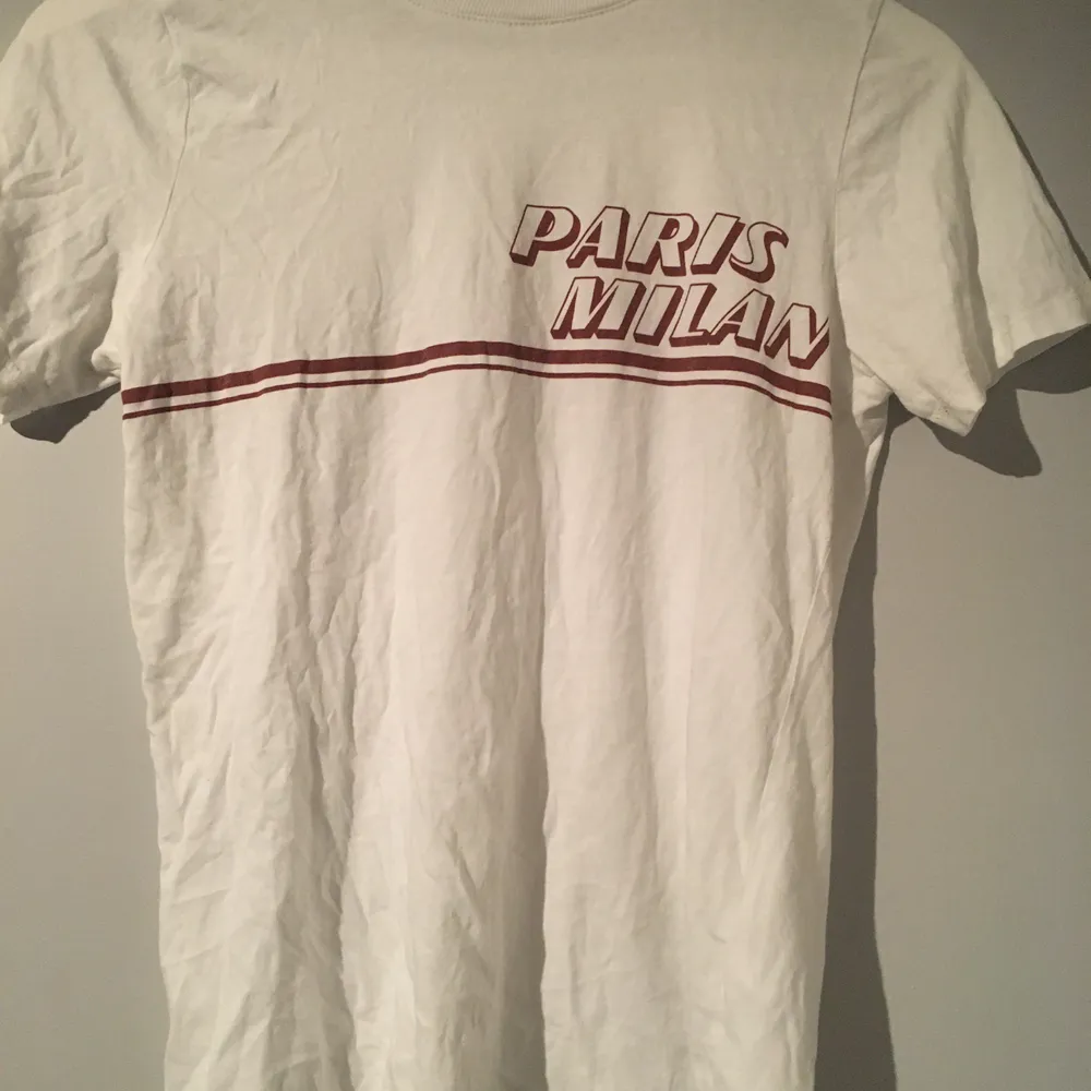 En vit t-shirt, med tryck, inte använd ofta (köpte den i år på Gina Tricot). T-shirts.