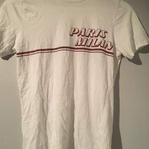 En vit t-shirt, med tryck, inte använd ofta (köpte den i år på Gina Tricot)