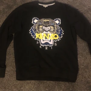 Kenzo sweatshirt strl:M - Kenzo crewneck, skick 9/10 strl:M Nypris:2000kr    Pris kan diskuteras