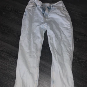 Blåa jeans st xs - Säljer dessa fina blåa Jenssen, slitningarna på bakfickorna ska vara där. och dom är aldrig använda, Storlek Xs
