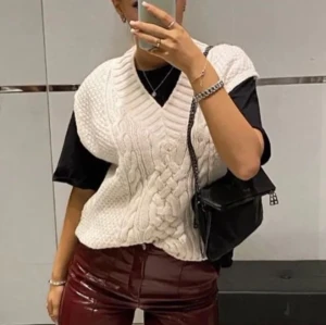 Stickad väst  - Högsta bud är nu 400kr. Går bra att köpa direkt för 500kr utan budgivning. BUDGIVNING AVSLUTAS 1/11 00.00, högsta bud 00.01 vinner❤️