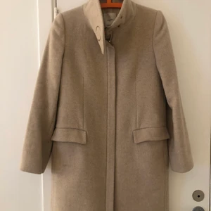 Kappa Mango  - Beige kappa från Mango, stl 36. Fint skick! Hög krage som går att knäppa, detalj på kragen. Frakt ingår i priset 