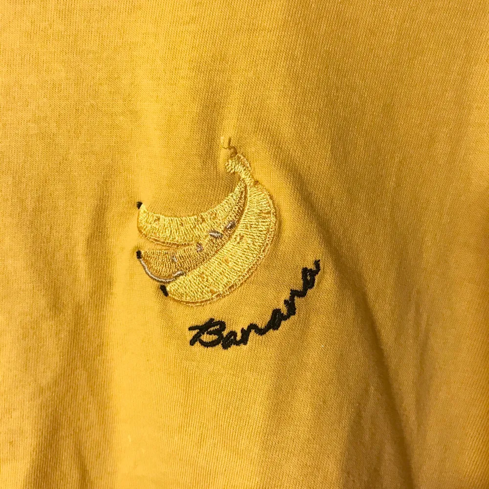 💛 Söt gul t-shirt broderad med banan motiv 💛 Frakt ingår. T-shirts.
