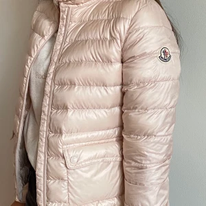 Moncler Jacka  - En dunjacka från Moncler. I ett gott skick. Storlek 152. 