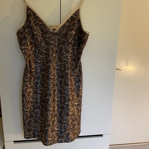 Satin klänning  - Jätte fin satin klänning med leopardmönster. 🐆💖