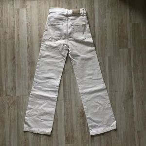 Vita jeans från WERA - Vita highwaisted straight-leg jeans från Wera. Använda men i bra skick!