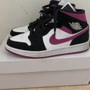 Air Jordan 1 womens - Säljer mina as snygga Jordan pga att de är lite för små för mig. Ser sprillans nya ut bara använda 2 gånger. Kontakta mig privat för fler bilder☺️ Nypris på dessa är 2000kr