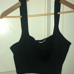 Topp från Zara! - En jättefin topp från zara som jag aldrig andvänt i storlek L!❤️