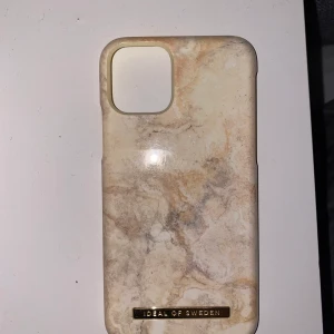 Ideal of Sweden skal  - Säljer mitt skal för iPhone 11 pro / XR. Knappt använt och otroligt snyggt! Säljer för 80kr