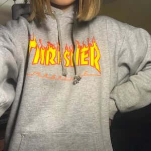 Thrasher hoodie - Säljer min fina Thrasher hoodie! Jag har bara använt den några gånger, den är köpt på beyond retro, men ändå i bra skick! Tyget är nåågot tunnslitet precis vid muddarna vid ärmarna, men det är absolut inget man lägger märke till😊 Vet ej storlek med jag e S om ni vill jämföra bilderna. LAGT UPP PÅ NYTT PGA OSERIÖSA KÖPARE, HÖGSTA BUDET: 300