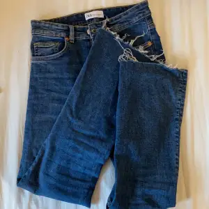 Superfina mörkblåa jeans från ZARA, använda fåtal gånger och därmed mycket bra skick 💕💕Nypris:359kr, DM för intresse!!
